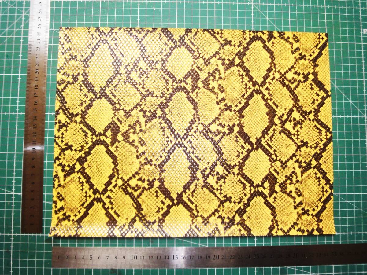 新品 合成皮革 合皮 はぎれ パイソン 蛇 A イエロー 34㎝×25㎝ 合皮生地 フェイクレザー 手芸用 生地 ハンドメイド DIY カスタム ハギレ拍卖