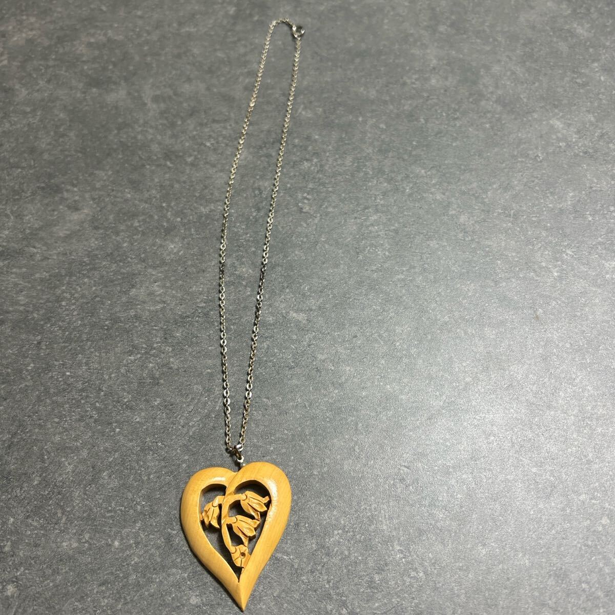 本つげ すずらん ネックレス 木製 手彫り ハート型 花模様拍卖