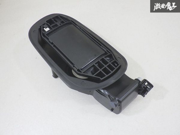 【ストア出品!】 メルセデスベンツ 純正 W205 Cクラス フューエルリッド フラップ 燃料口 フタ A2056304404 A 205 630 44 04 即納 棚29-2拍卖