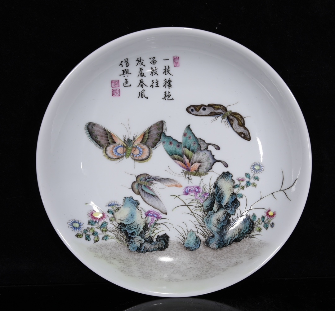 LH102■中国古玩 唐物 清乾隆年製 款 粉彩脂紅刻花蝶恋花紋盤 時代物 極上品■拍卖