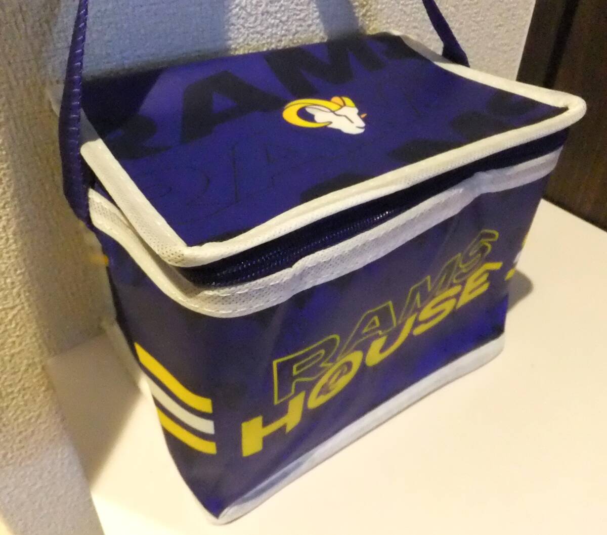 未使用 NFL LOS ANGELES RAMS ロサンゼルス・ラムズ クーラーボックス 保冷バッグ 2024 シックス缶クーラー アメフト 小物入れ 6缶クーラー拍卖
