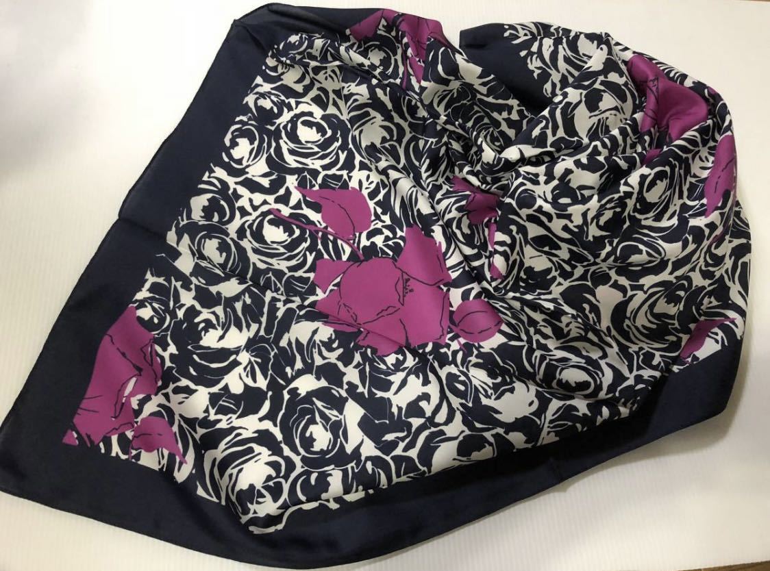 送料込み■新品■バラ柄(ピンクx濃紺) スカーフ イタリア製拍卖