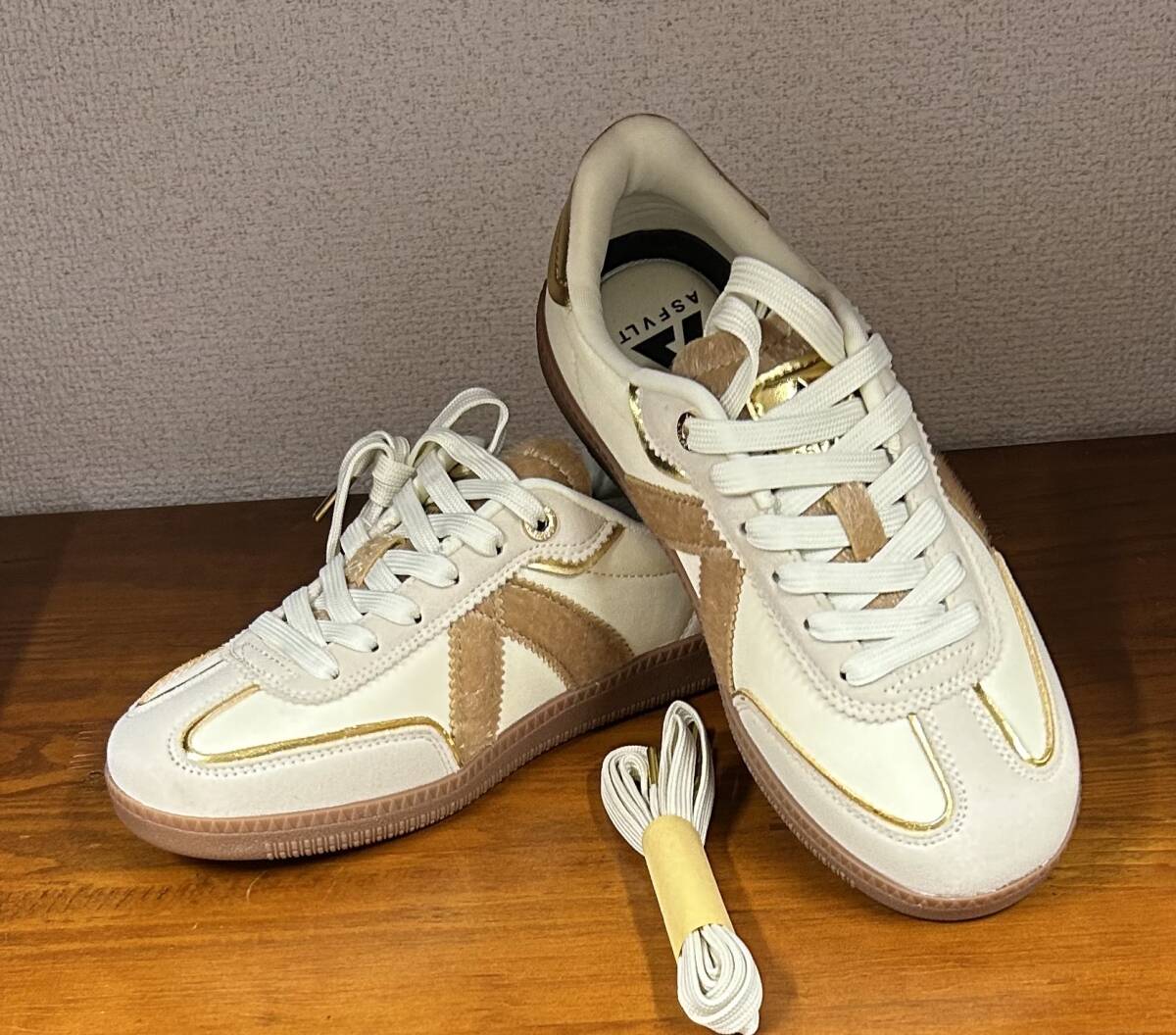 新品★フランスブランドの軽量スニーカー☆ベイジュ・茶・ゴールド★23.5㎝拍卖