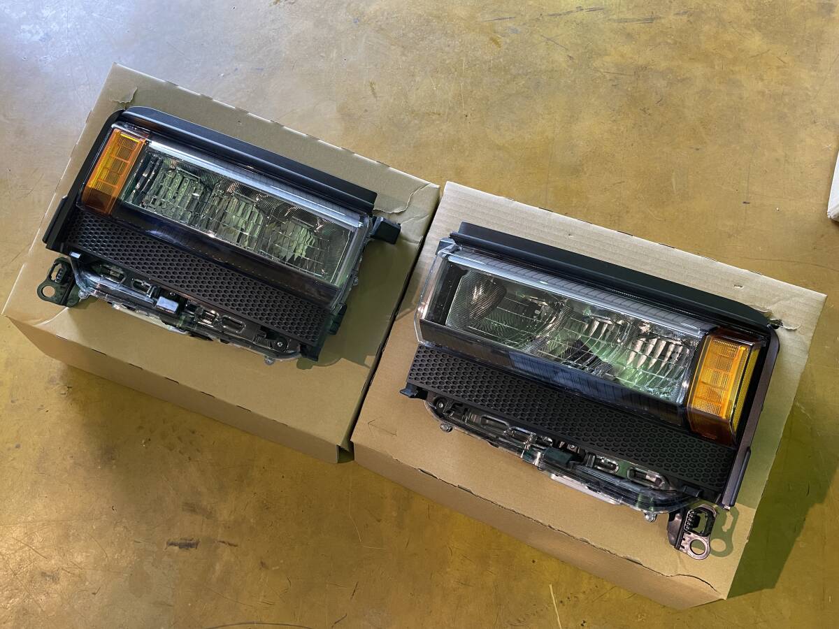 ★【中古】トヨタ ランドクルーザー250 純正 ヘッドライト 角目 左右セット★拍卖