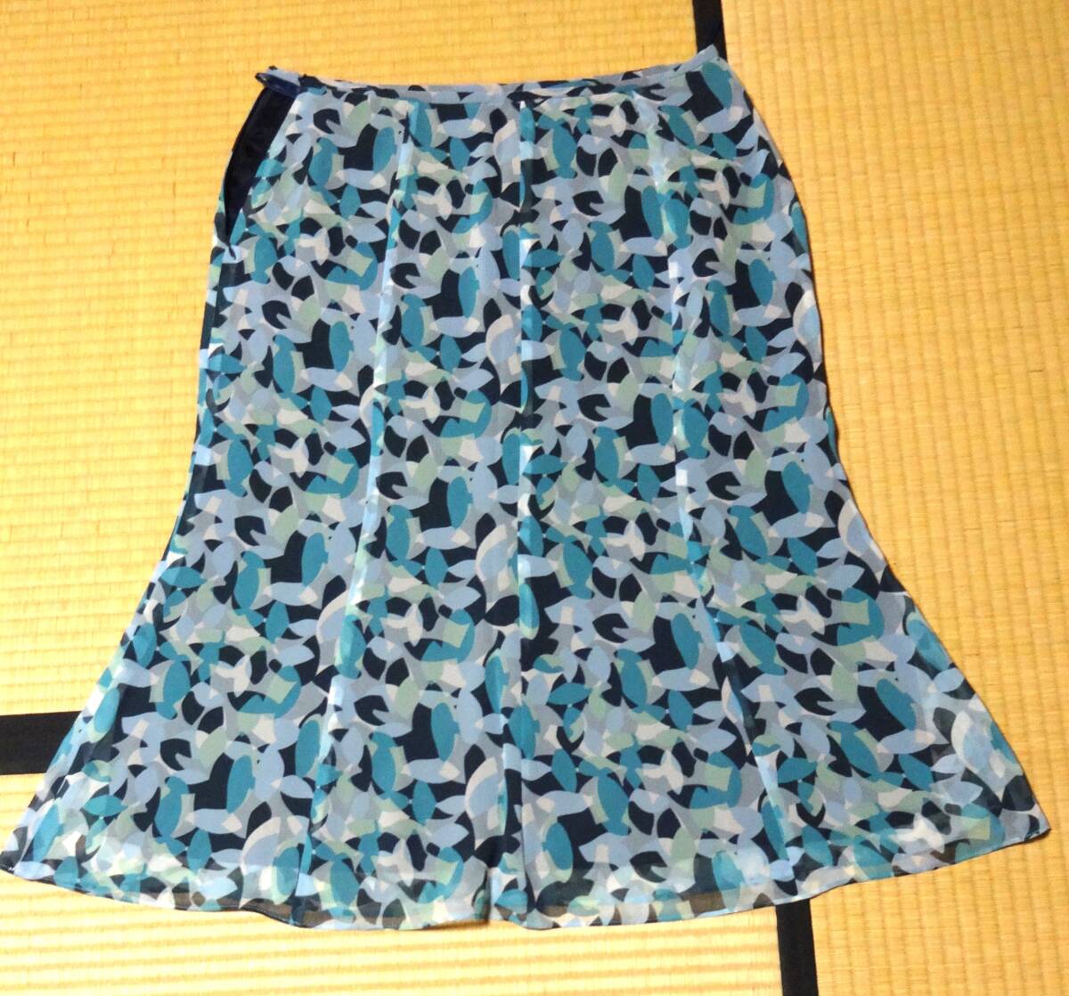 未使用!ゲストジョコンダ(GUEST JOCONDE)の15サイズ薄手裾フレアースカート、春先から夏用拍卖