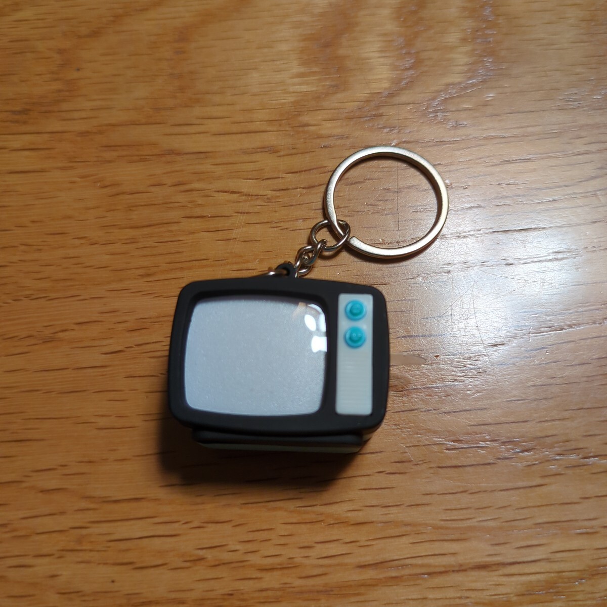 【新品未使用】非売品 LEDテレビストラップ 懐かしい雰囲気のレトロテレビ型キーホルダー ブルー 水色 NOISY KEY LIGHT レトロTV拍卖