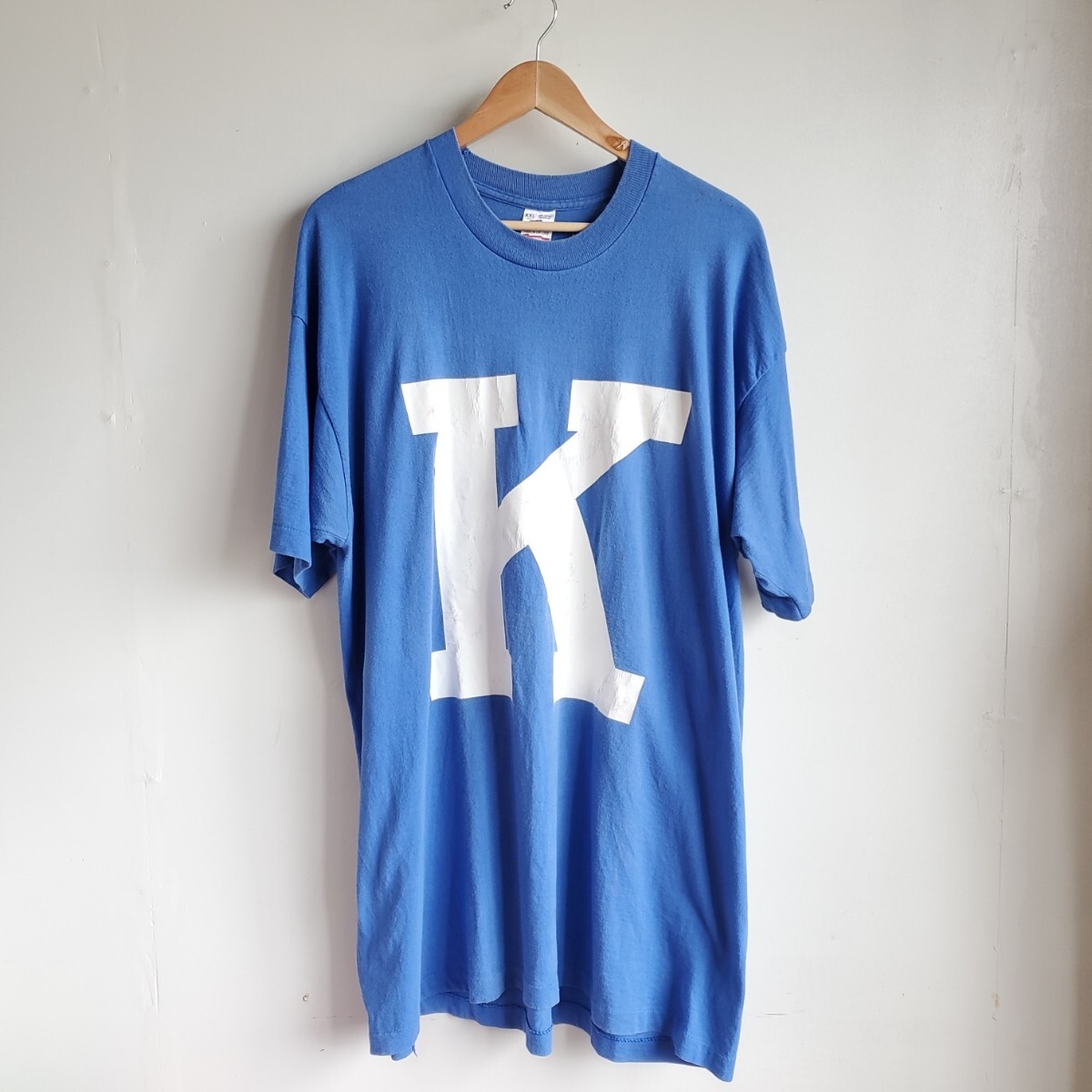 I10◆【sizeXXL】90s USA製 FRUIT OF THE LOOM アルファベット プリントTシャツ 半袖 水色 白 K vintage 中古 USED 古着拍卖