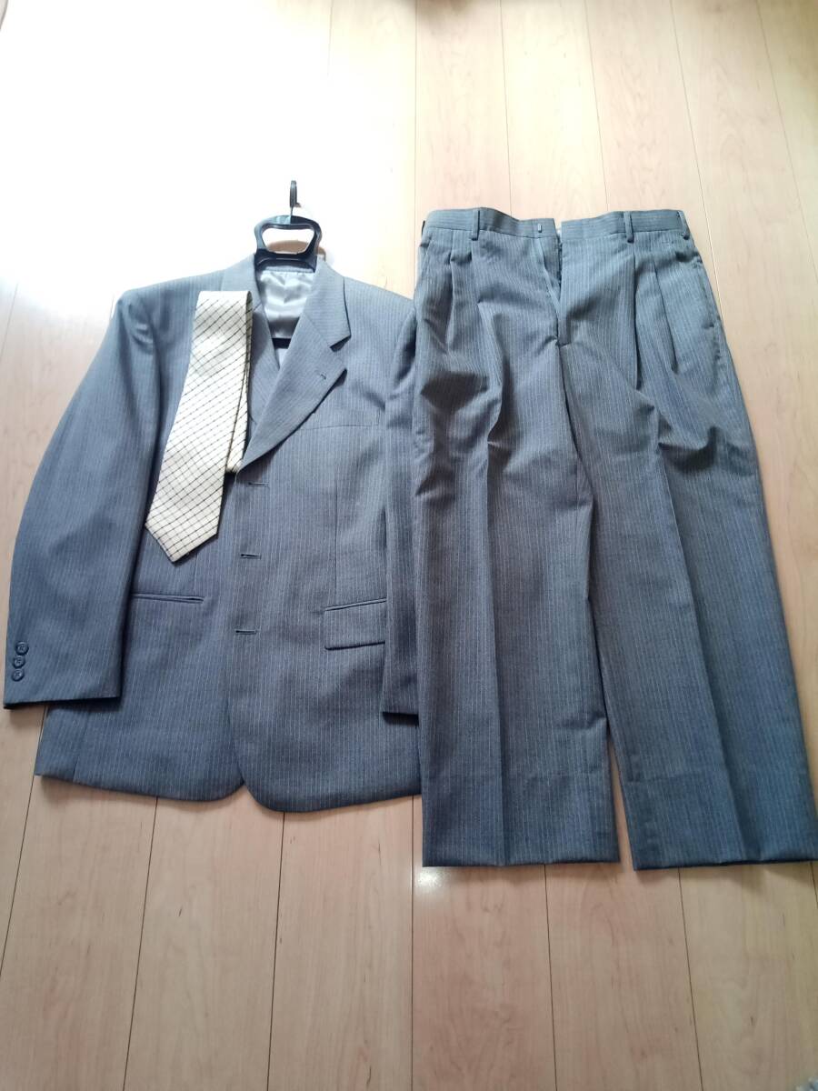 【美品】 メンズ 春夏スーツ上下、ネクタイセット (サイズ身長160~170㎝位)拍卖