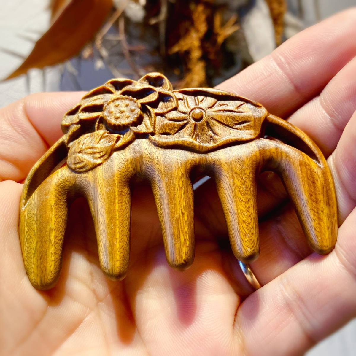 高級檀木 ミニ木製櫛 お守り 静電気防止 美髪 頭皮マッサージ ハス拍卖