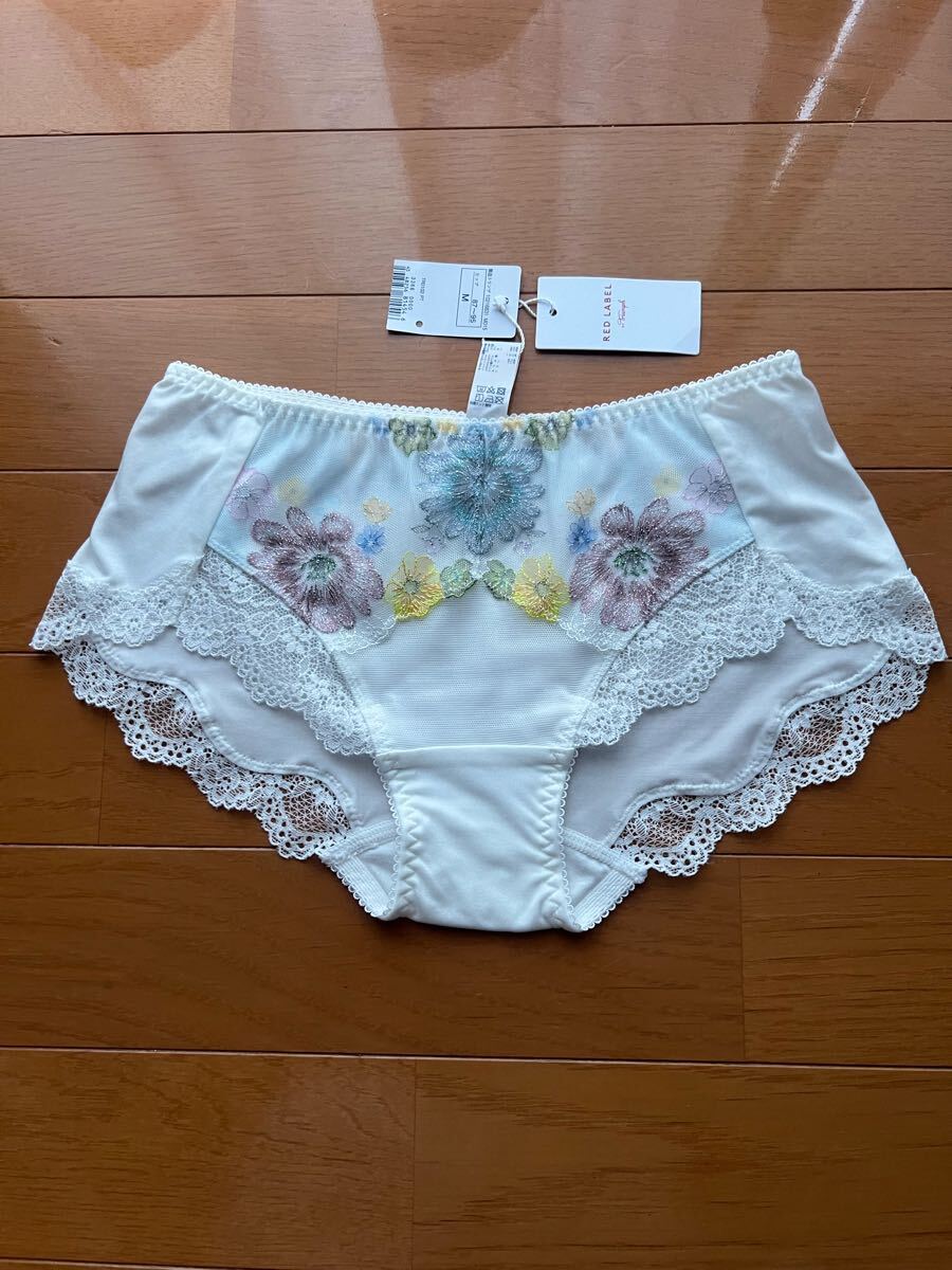 triumph トリンプ TR0102PTプレミアムレッドレーベル ヒップハングショーツ ホワイト色 新品未使用です。Mサイズ拍卖