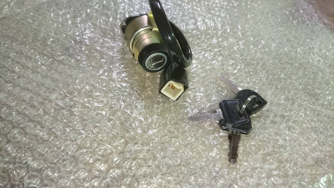 メーカー不明 Z1 Z2 イグニッションキーシリンダー 向い獅子 スペアキー付属 4ピン 純正キーと溝が逆拍卖