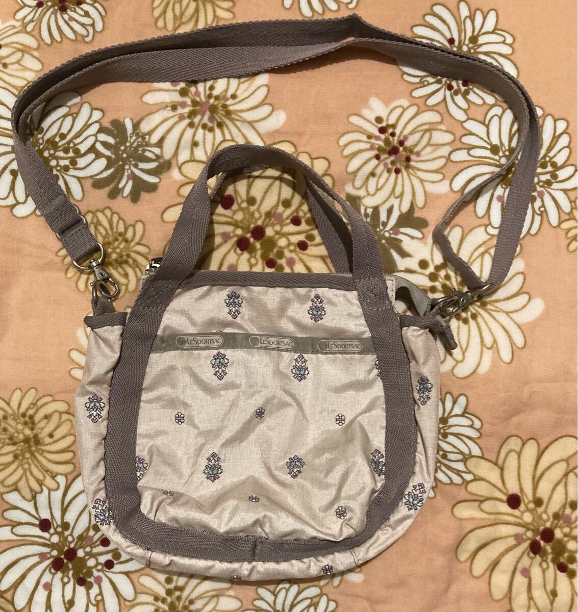 再↓人気★LeSportsacレスポートサック★SMALL JENNI 8056 J021 EMERY エンブロイダリー ミニショルダーバッグ 2WAY 刺繍 百貨店購入拍卖