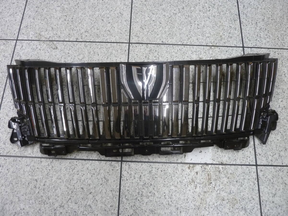 2505-T4 エスクァイア ZRR80/ZWR80 前期フロントグリル上部 ダークメッキ 53111-28690拍卖