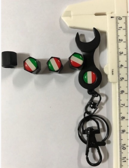 さりげなく目立つ? イタリアン トリコカラーロゴ ブラックタイプ タイヤバルブキャップ キーホルダー付 送料無料! マセラティ拍卖