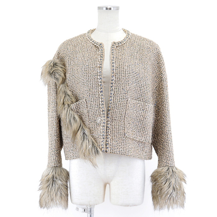 【新品同様】シャネル ランウェイ着用 P71081 フェイクファー グリッター ツイード ノーカラージャケット レディース 36 ゴールド CHANEL拍卖