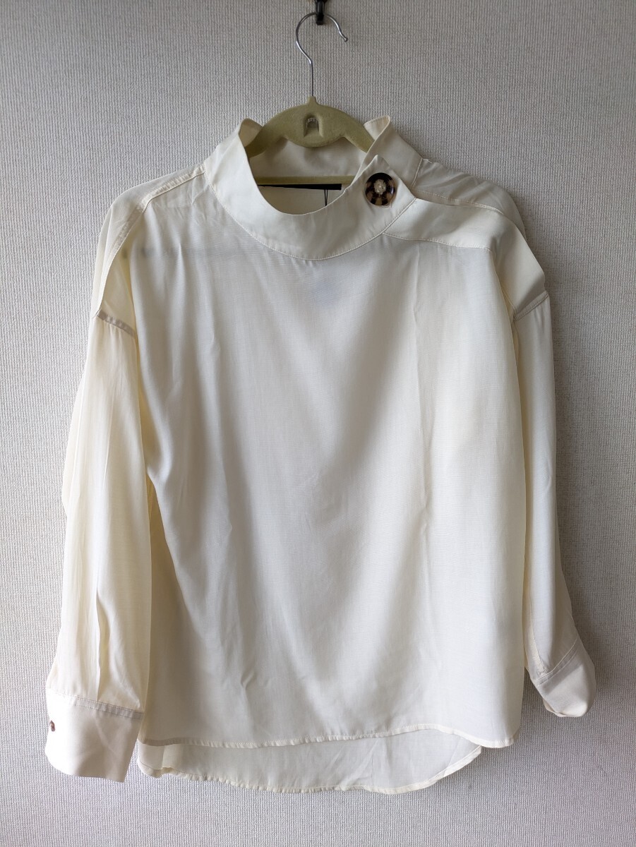 ☆KBF URBAN RESEARCH/オフホワイト・ボタン付きハイネック プルオーバーブラウス拍卖