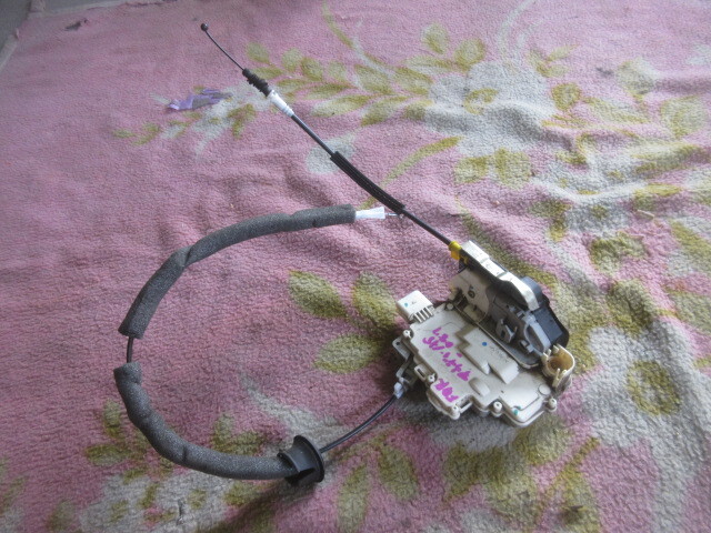 ★①R7G9479 アウディA5 純正右フロントドアロック 8TCDNF 修理やストック等に拍卖