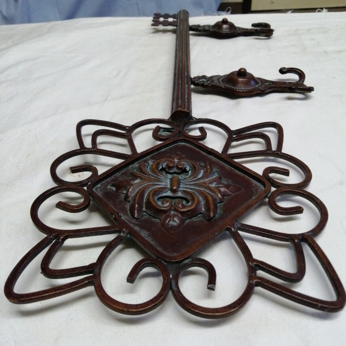 アンティーク 昭和レトロ アイアン 壁付け 壁掛け 吊り下げ 金属製 ヴィンテージ 洋風 美容室 (約横幅545×227mm)拍卖