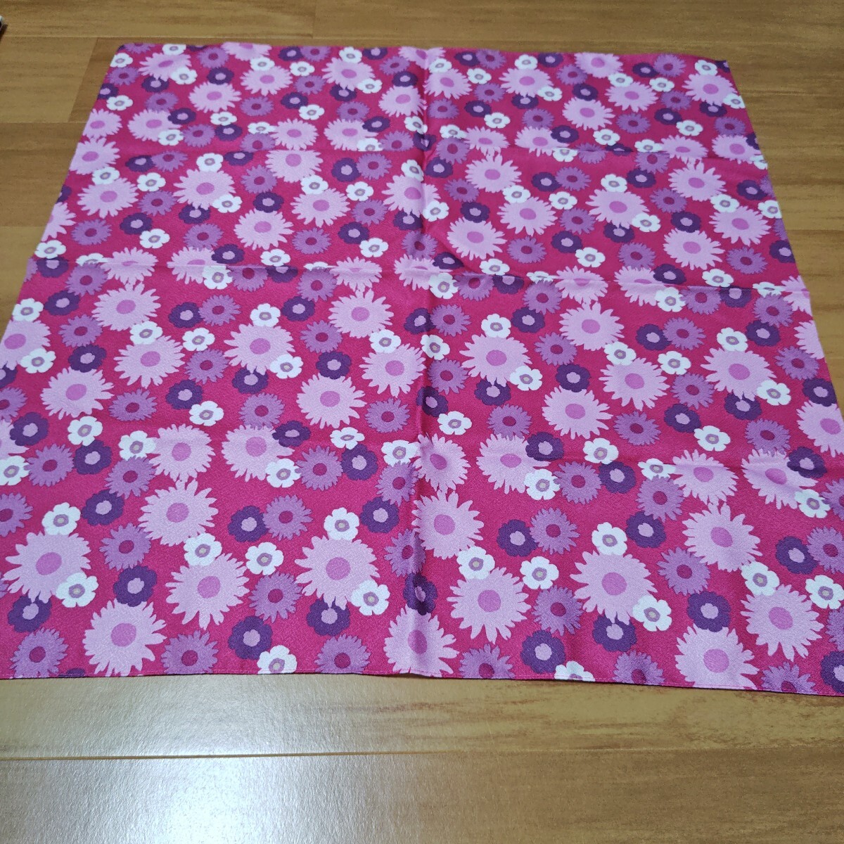 風呂敷 花柄  布  生地 硬めの生地 ポリエステル 68cm×68cm拍卖