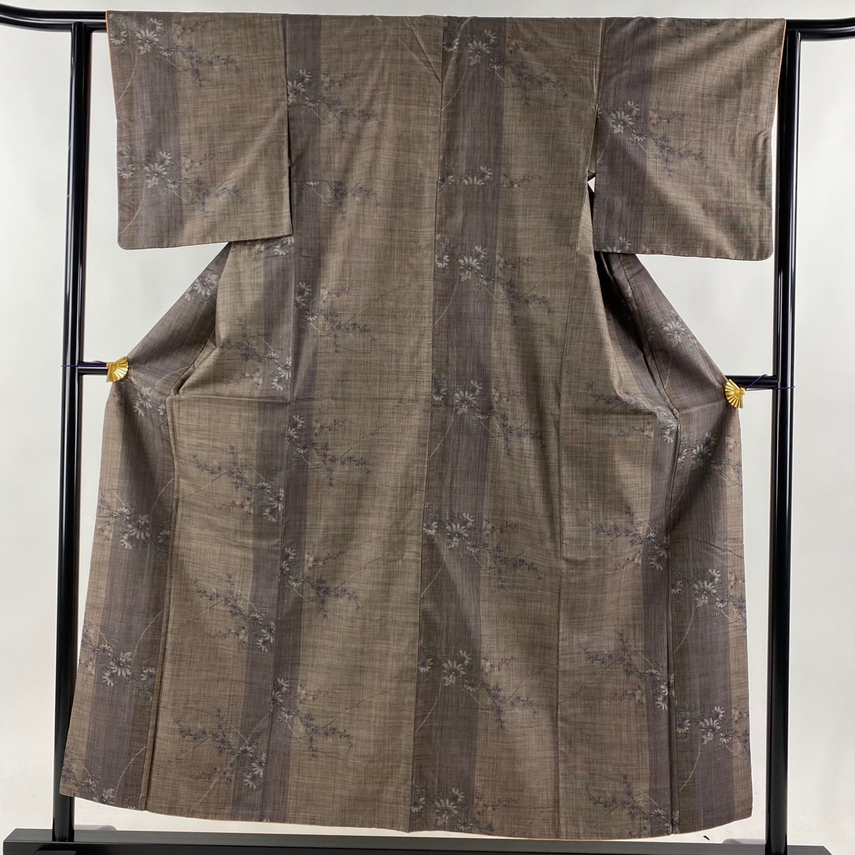 【在庫一掃】 紬 身丈153.5cm 裄丈62cm S 袷 鈴乃屋 縦縞模様 草花 焦茶色 正絹 美品 秀品 【中古】拍卖