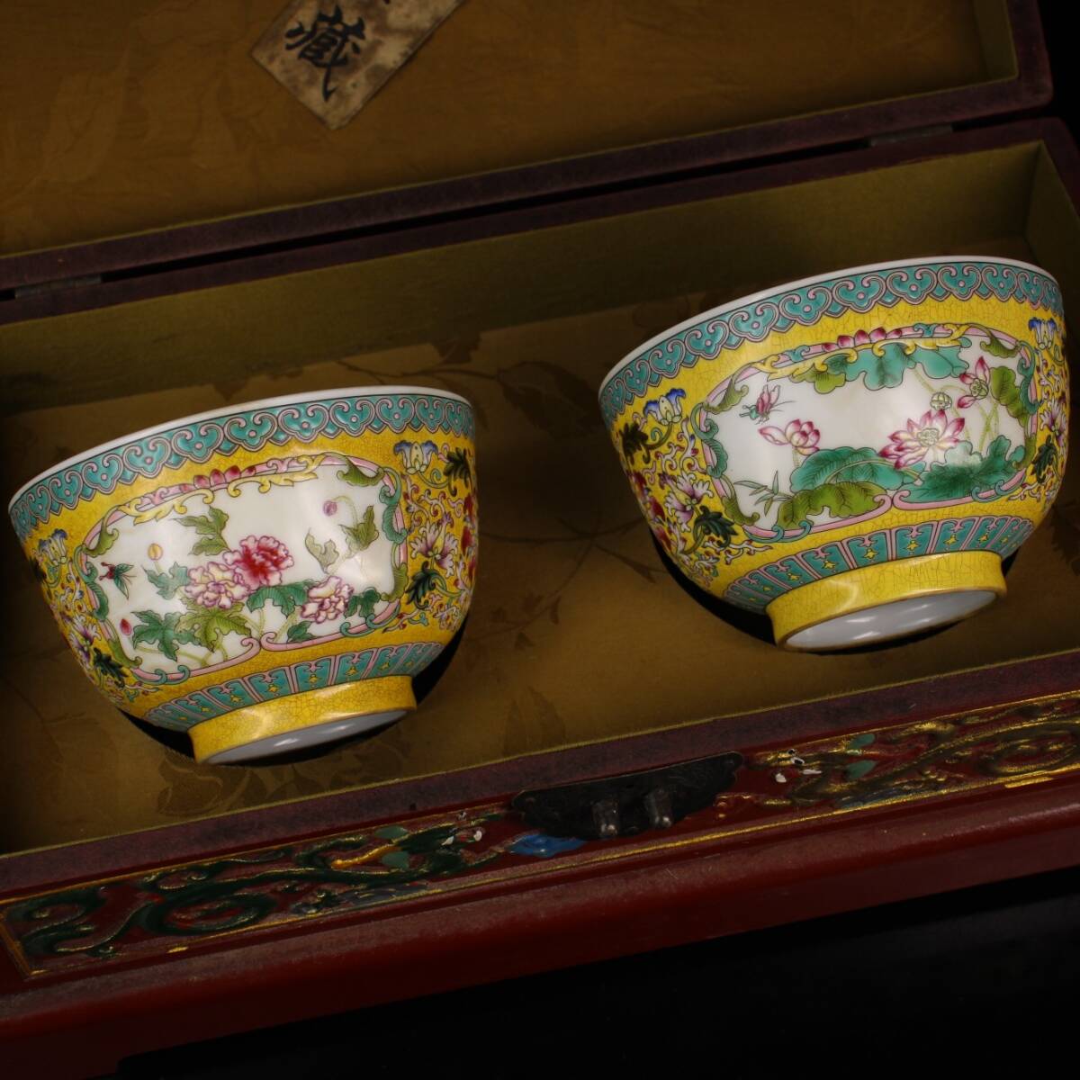 『旧家供養品・古陶瓷器・磁器・染付・陶芸・琺瑯彩・花卉紋・手彫・碗・漆箱付・彫刻・造型精美・古美術品』極細工 中国古玩 中国古美術拍卖