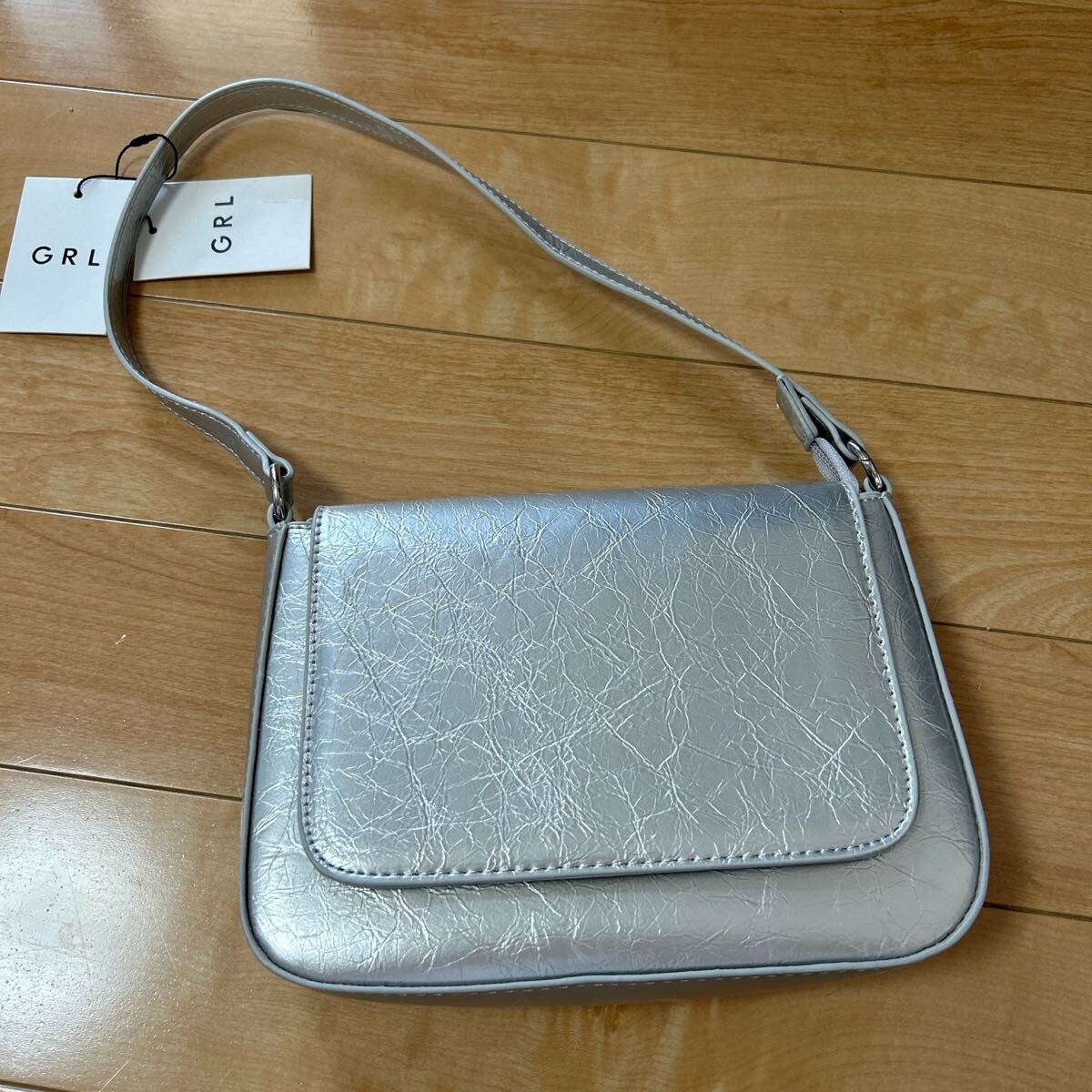 新品タグ付き GRLグレイル レザースクエアフラップショルダーバッグ シルバー レディース アクセントカラー 拍卖