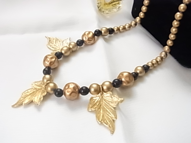 軽量なのに重厚感があるデザイン 金色と黒色のボールビーズストーン リーフ 葉っぱのチャームが3つ 個性的 ネックレス★★拍卖