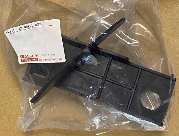 新品 純正品 DAIHATSU ダイハツ リヤホイールハウスプレート 助手席側 ミライース後期 LA300S拍卖