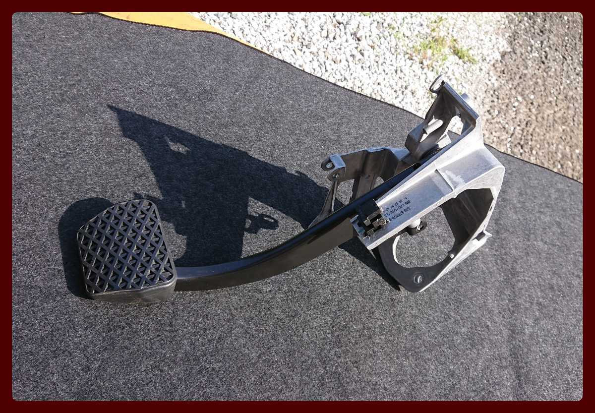 BMW E90 320i 2007年 ブレーキ ペダル 35006778979 3500 6778979 423225 A-1682拍卖