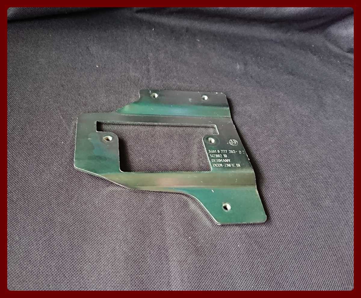 BMW E90 320i ヨーレートセンサー ステー 34516777252-02 3451 6777252   A-1661拍卖