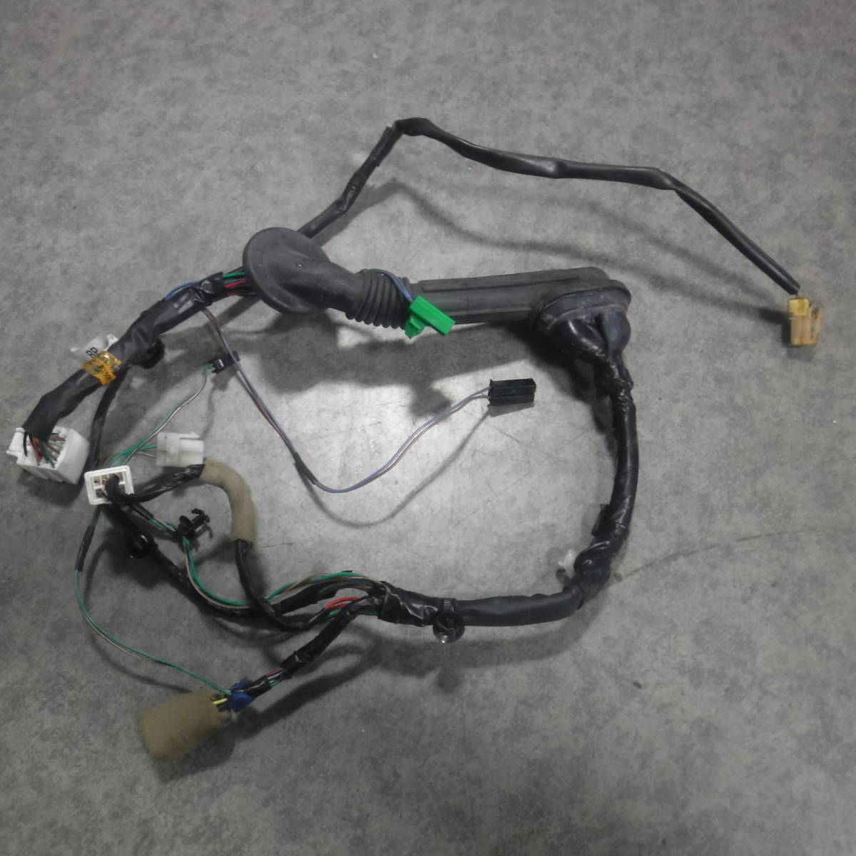 レガシーB4レガシイBE5レガシィ純正BH5左フロント ドア配線ハーネス左ドア ケーブル 81821AE960コード助手席ドア 部品取り車あります 拍卖