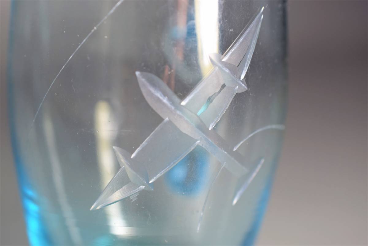 2客 切子 飛行機 ガラスコップ 持手付 グラス カット 青ガラス 古硝子 時代品 日本 戦闘機 零戦 0戦 昭和レトロ 拍卖