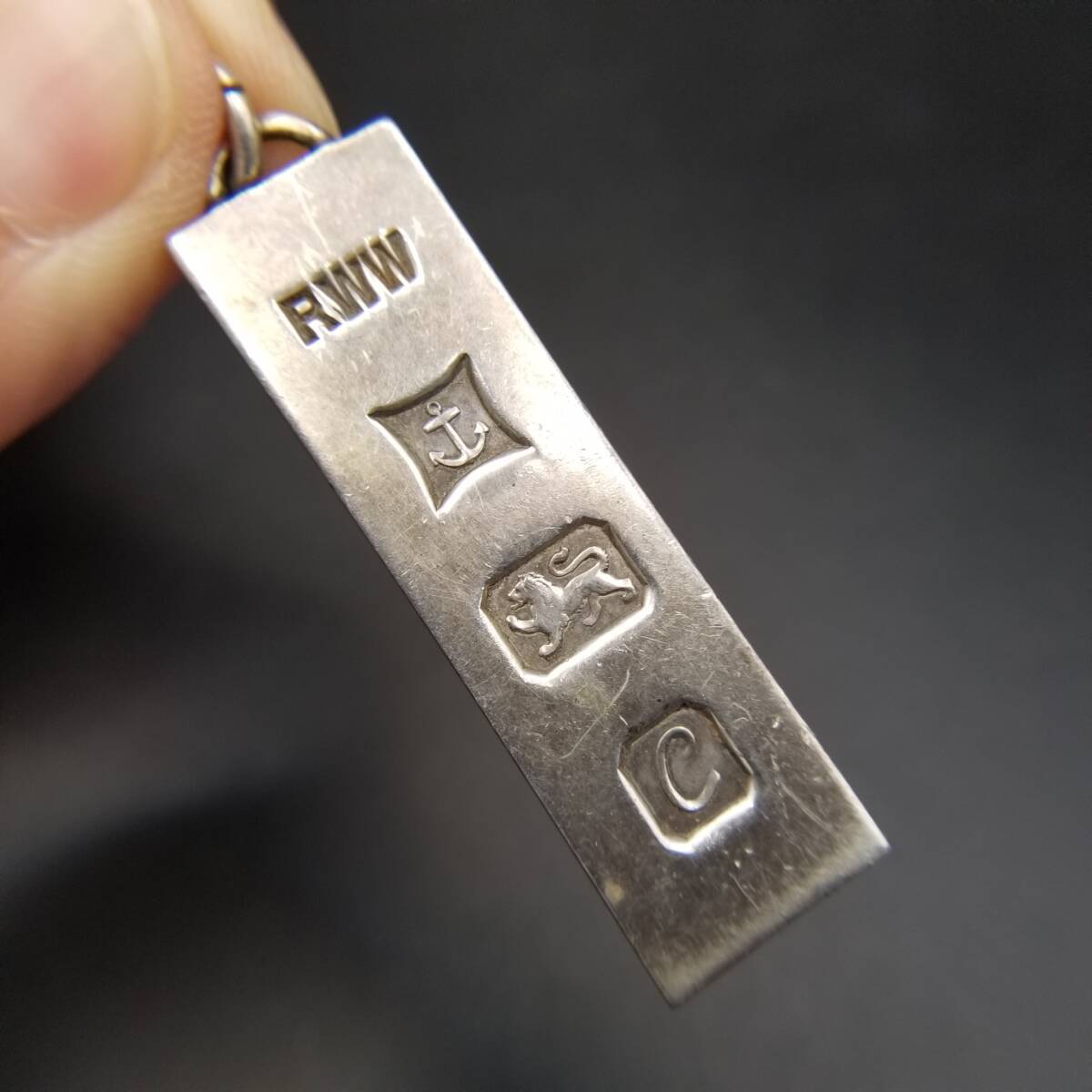 1977年 英国 ヴィンテージ 縦長 長方形バー 925 シルバー チャーム Birmingham ホールマーク 銀 ペンダントヘッド Silver ingot Y22-Y拍卖