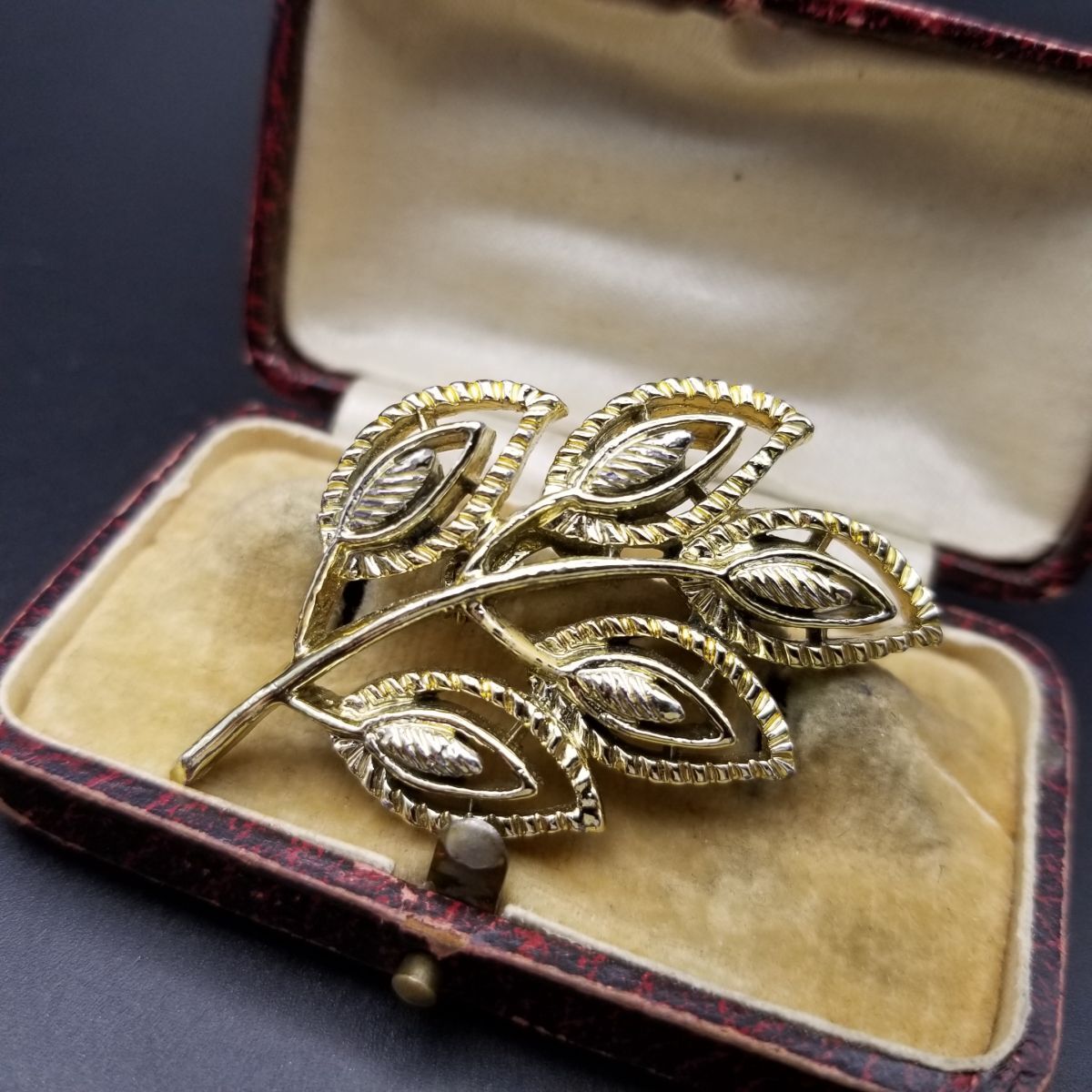 50's ゴールドの葉 オープンワーク ヴィンテージ フローラル ブローチ レトロ ゴールドトーン 透かし 上品 艶感 存在感 6Y-E拍卖