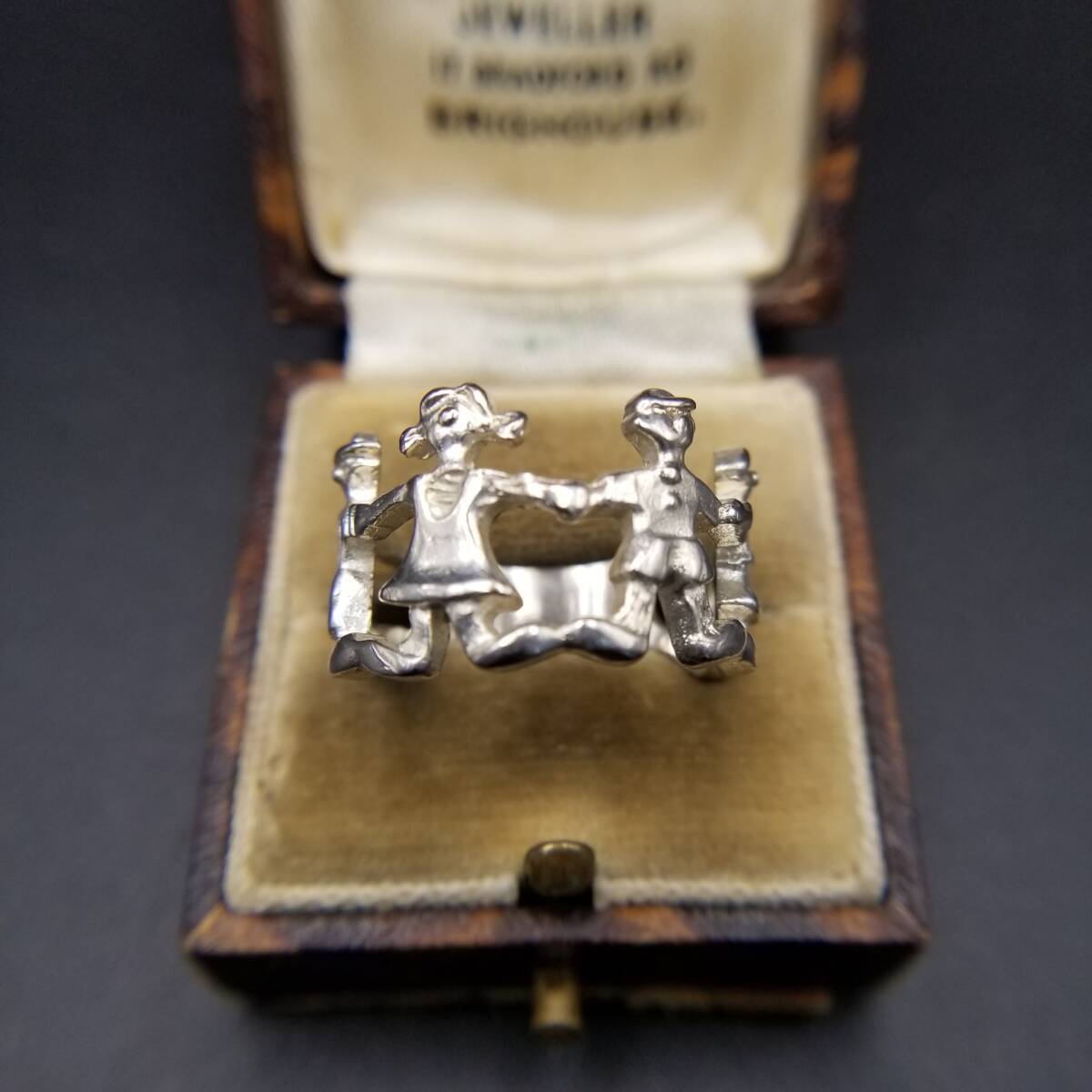 手をつなぐ子供たち ハーフエタニティ ヴィンテージ リング シルバープレート 指輪 極幅広 アート Happy Friends Y23-G拍卖