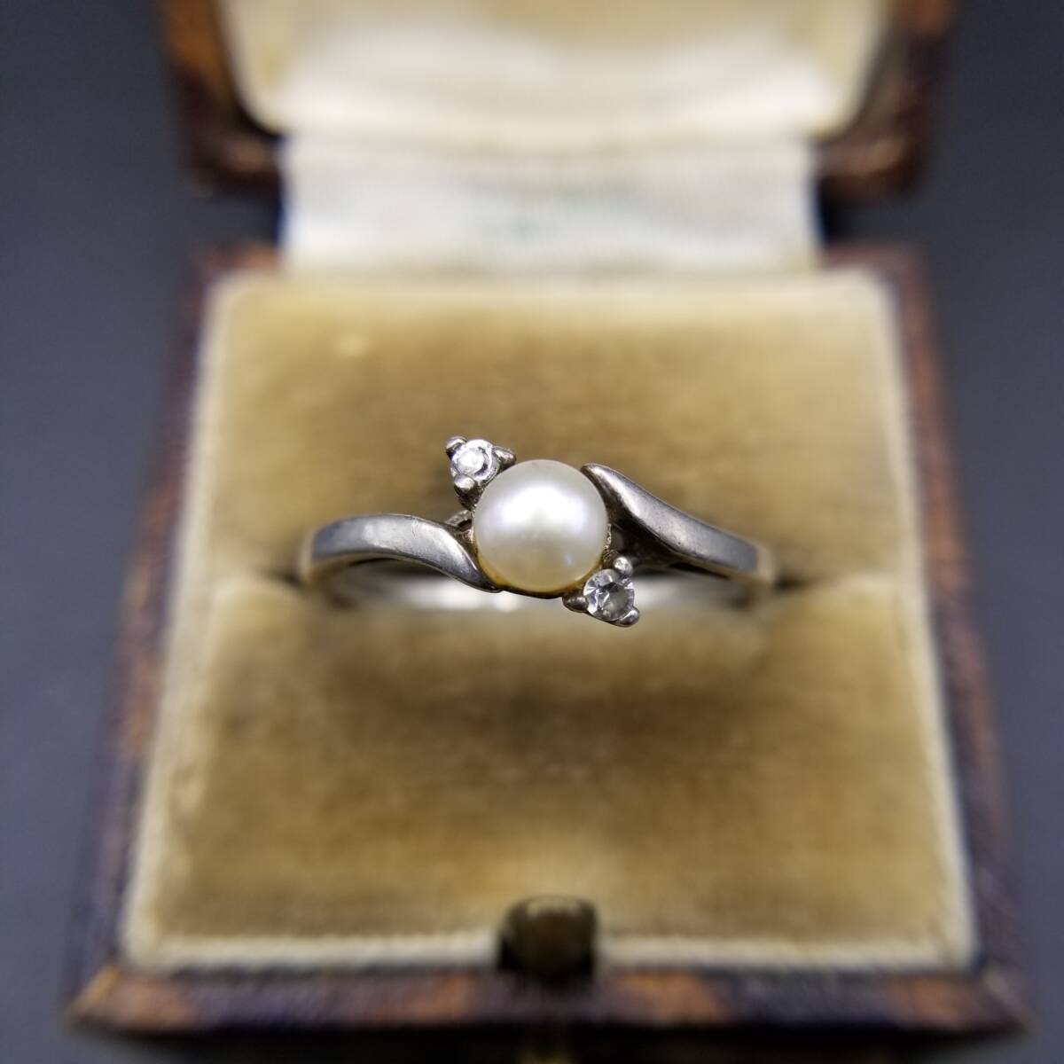 ホワイトパール クリアストーン 挟み 上品 925 シルバー ヴィンテージ リング 銀 指輪 ソリテール 大きめサイズ Y23-G拍卖