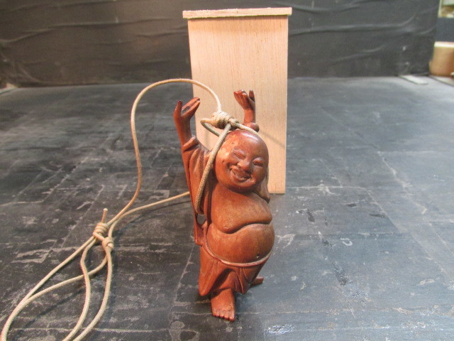 柘植木彫万歳布袋尊ペンダント 根付 彫刻 置物 七福神 木箱拍卖