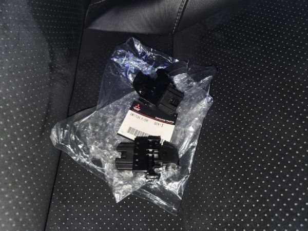 在庫希少!【未使用 三菱 純正】エクリプスクロス PHEV ウィンドウスイッチ 2個セット 助手席 リア左右 使用可拍卖