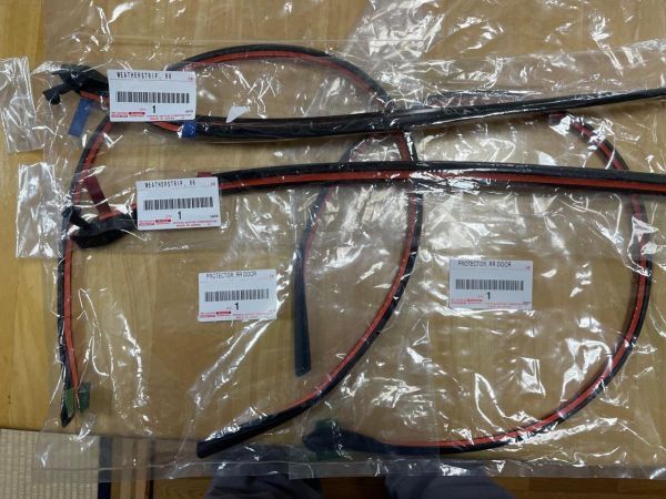 在庫希少!【未使用 トヨタ 純正】C-HR ハイブリッド ZYX10系 流用 ドアウェザーストリップ フロント リア 左右セット 要カット拍卖