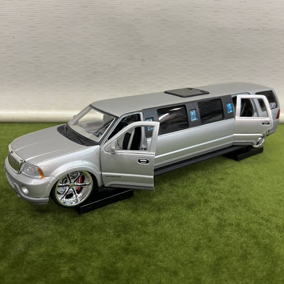 c★☆ 現状渡し/ミニカー/1/24スケール Maisto LINCOLN Navigator リムジン グレー 箱無 サイズ:説明文記載拍卖