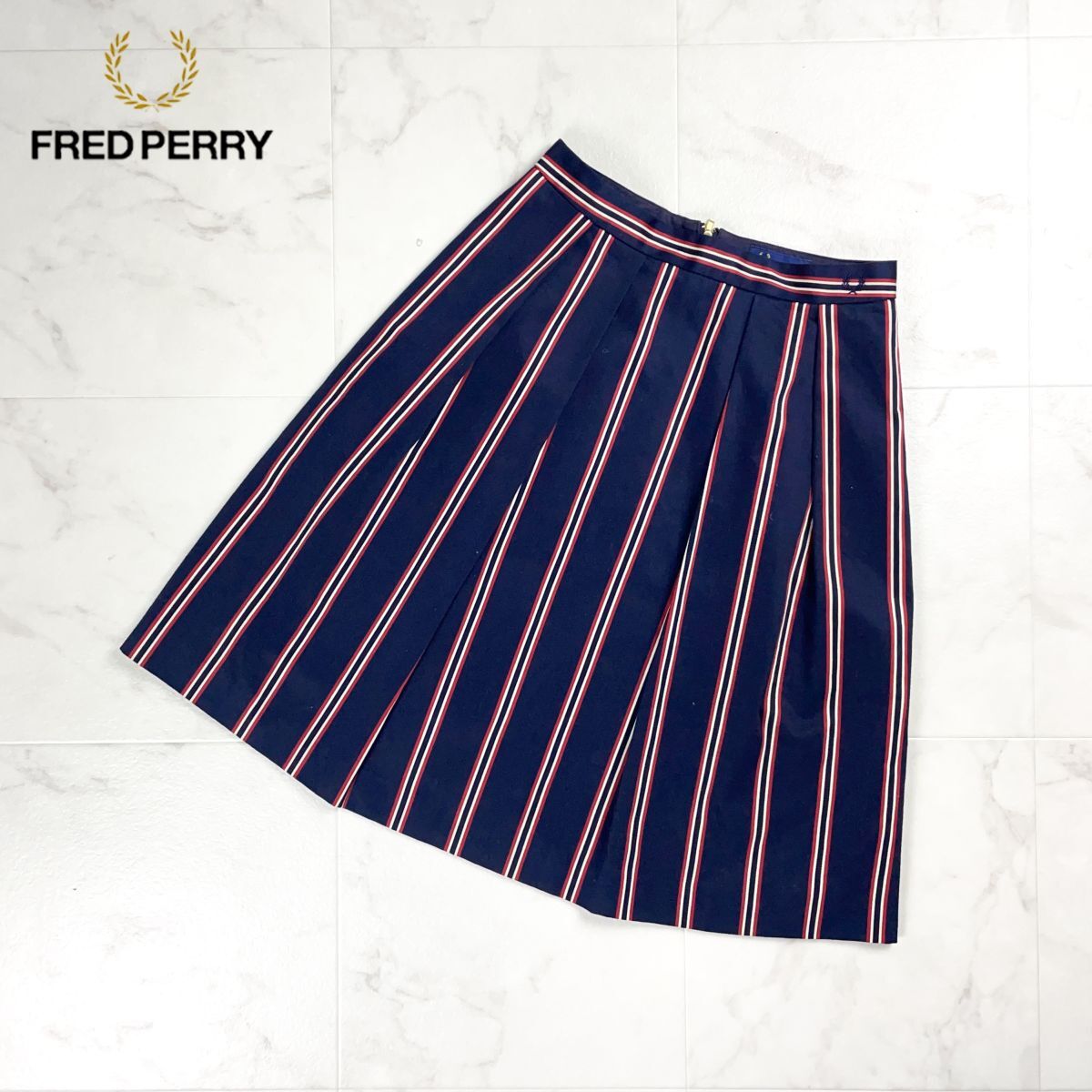 美品 FRED PERRY フレッドペリー ストライプタックフレアスカート 膝丈 ネイビー 紺 サイズM*CD417拍卖