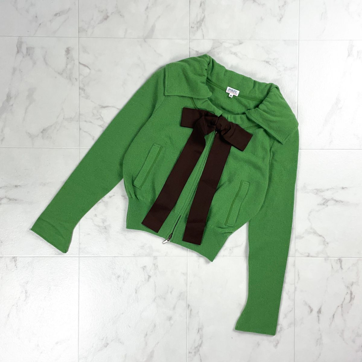 新品未使用タグ付 FOXEY BOUTIQUE フォクシー リボンタイ カシミヤセーラージップカーディガン 長袖 レディース 緑 グリーン サイズ40*CD82拍卖