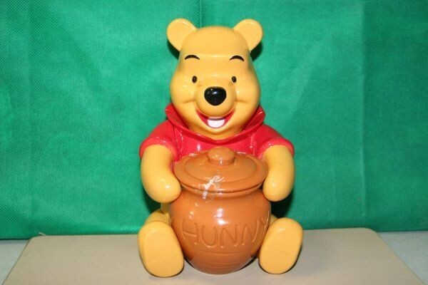 ディズニーストア くまのプーさん ハニーポットを持った フィギュア 約19.5cm WINNIE THE POOH プラスチック お菓子入れ 首は左右に動く拍卖