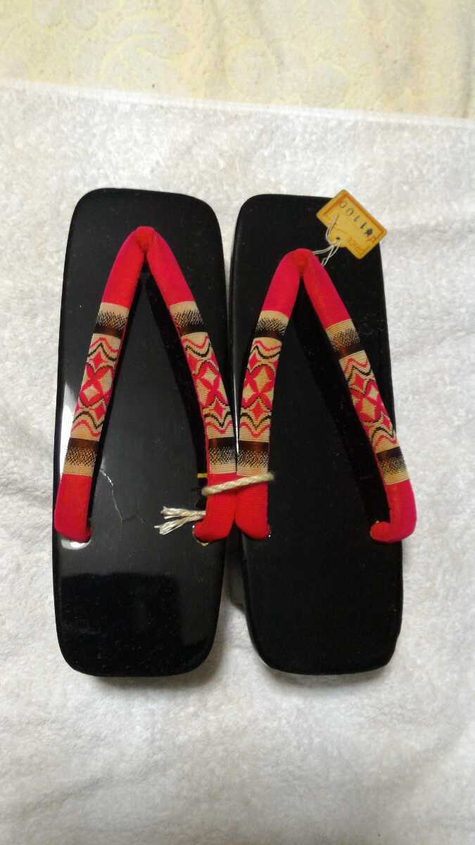 子供用の下駄、鼻緒からかかとのへりまでの長18センチ、幅約8センチ、左の下駄の塗装面に少しひび割れあり、履くのに支障無し、拍卖