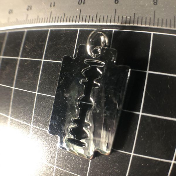 ペンダント(キーホルダー)★カミソリ★不良★剃刀★拍卖