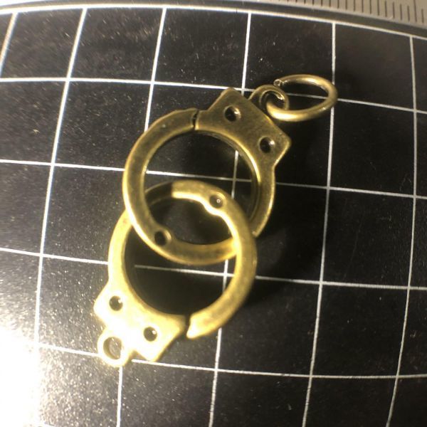 ペンダント(キーホルダー)★手錠モチーフ★アンティークカラー拍卖