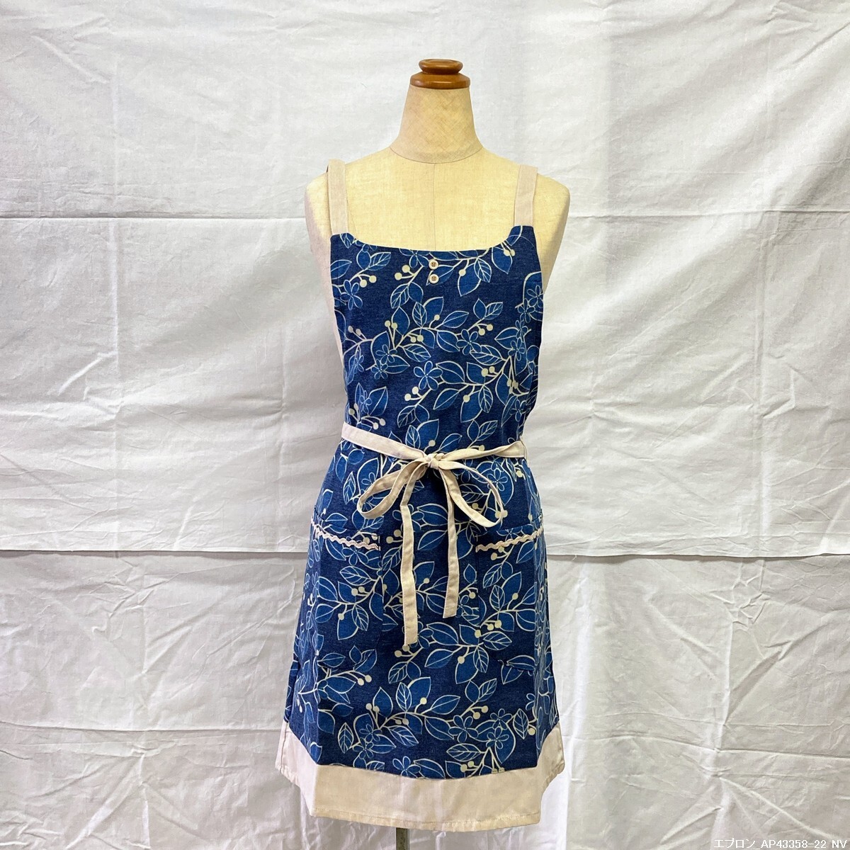 【新品/送料230円/即決】 エプロン レディース ショート丈 肩ひも後ろクロス おしゃれ フラワー リーフ柄 ネイビー AP43358-22NV拍卖