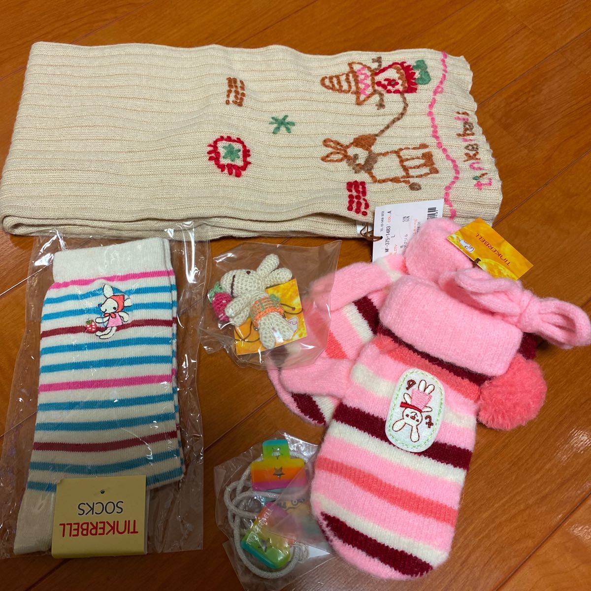 新品タグ付 ティンカーベル 5点セット 総額9555円 マフラー 手袋 靴下 ブローチ ゴム拍卖