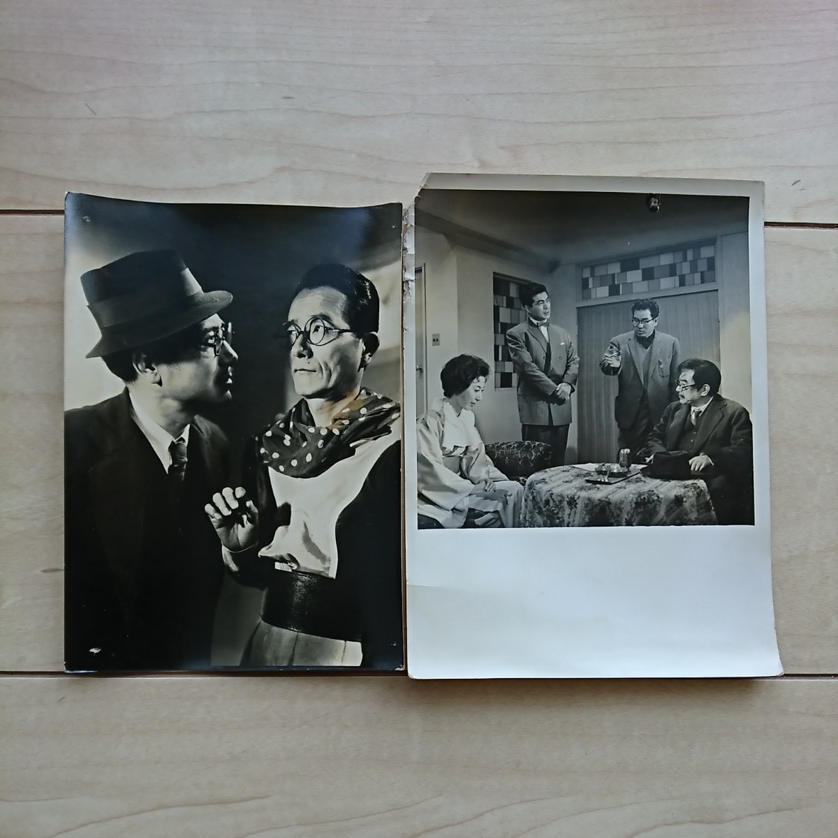 ■多羅尾伴内『片岡千恵蔵steel寫眞』2枚。「七つの顔の男だせ/三十三の足跡」から。★前者演技指導する小沢茂弘監督。★瑕疵有ります。拍卖