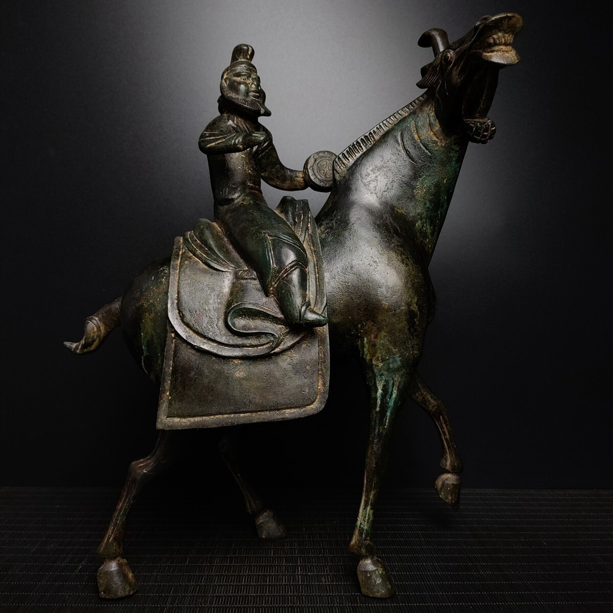 「戦漢時期 青銅器彫 銘文青銅騎馬胡人」青銅器 置物擺件 賞物 中国古美術 旧蔵出拍卖